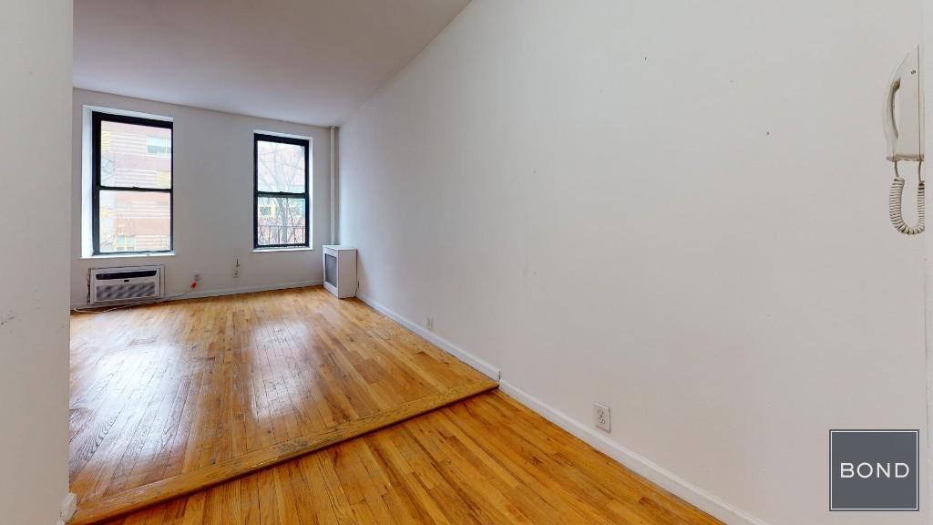 Primary Photo - 335 E 92nd St