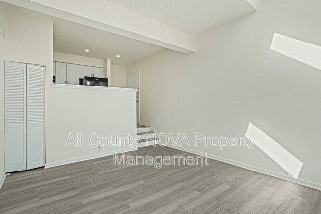 Building Photo - 1611 Carriage House Terrace