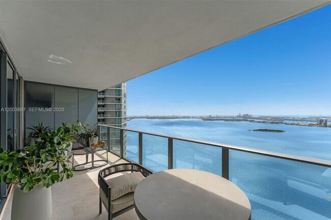 Foto del edificio - 650 NE 32nd St