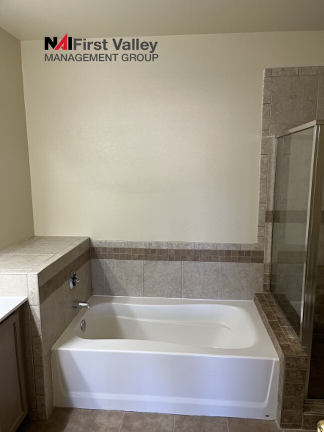 Foto del edificio - 3 Bedrooms, 2 Baths and a Single Car Garage