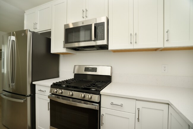 Building Photo - 252 S Doheny Dr