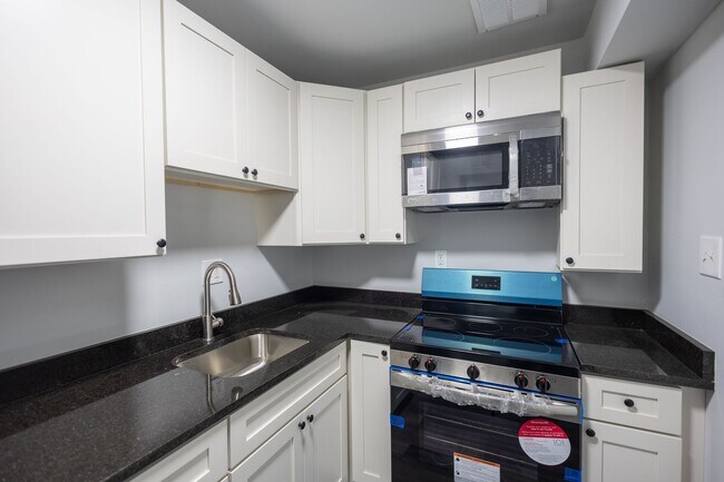 Building Photo - Amazing 3 BR/1 BA Apartment in Anacostia with 1 month free rent and 1 year of free parking!