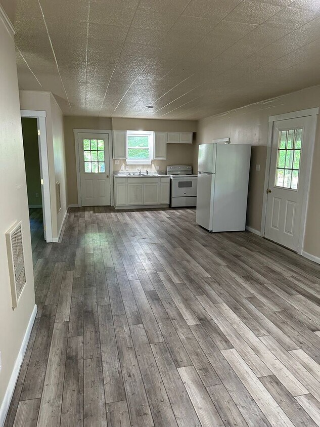 Foto principal - Remodeled 2 bedroom country home!