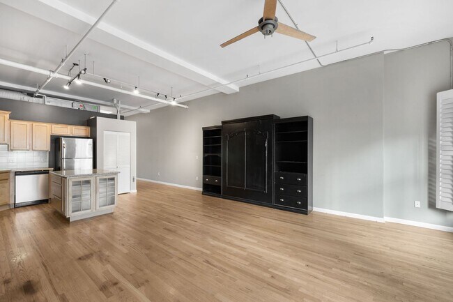 Foto del edificio - Spacious 1BD, 1BA Downtown Condo with Parking Spot