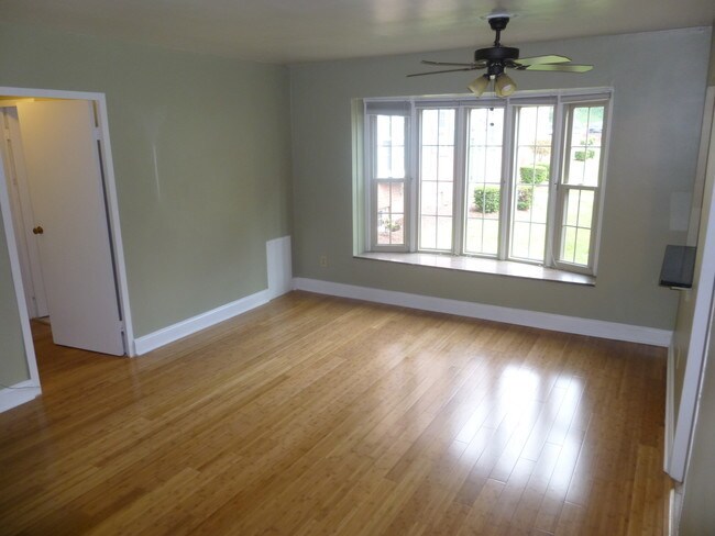 Piso de madera noble, ventana mirador - 6009 Fifth Ave