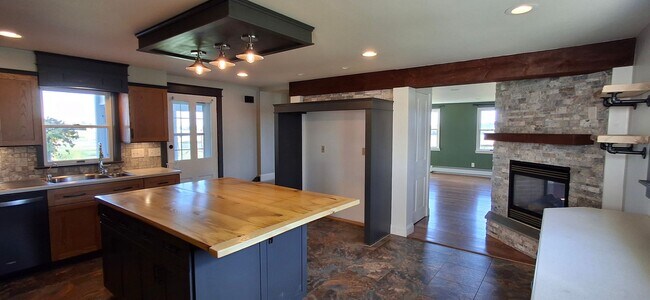 Building Photo - 3 Bedroom 2.5 Bathroom Available in Marietta!