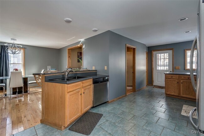 Foto del edificio - 5383 Bostwick St