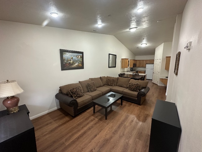 Building Photo - 1931 N Canyon Rd