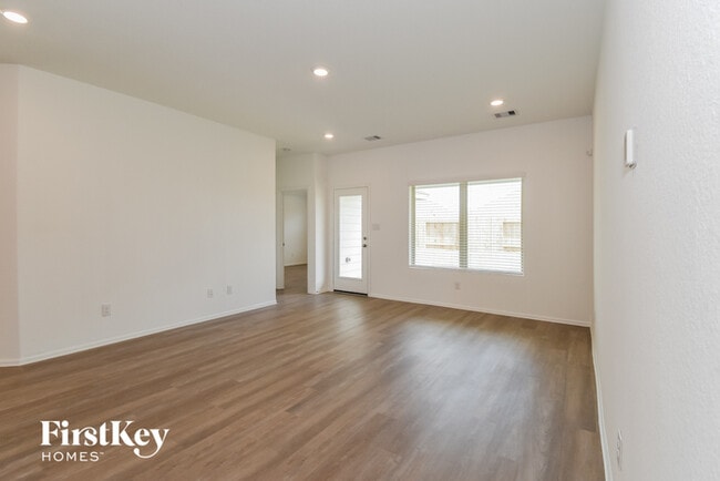 Building Photo - 712 Scenic Lk Dr