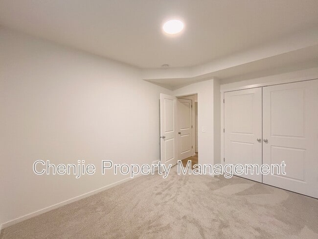 Building Photo - 3731-3214 214 St NW