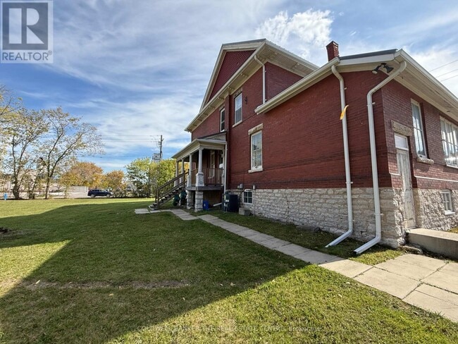 Building Photo - 415 Davis Dr