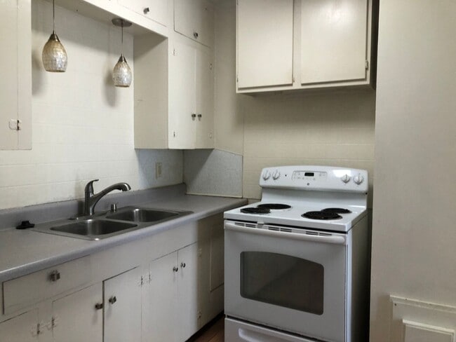 Building Photo - Section 8/Housing Voucher Accepted*Super C...