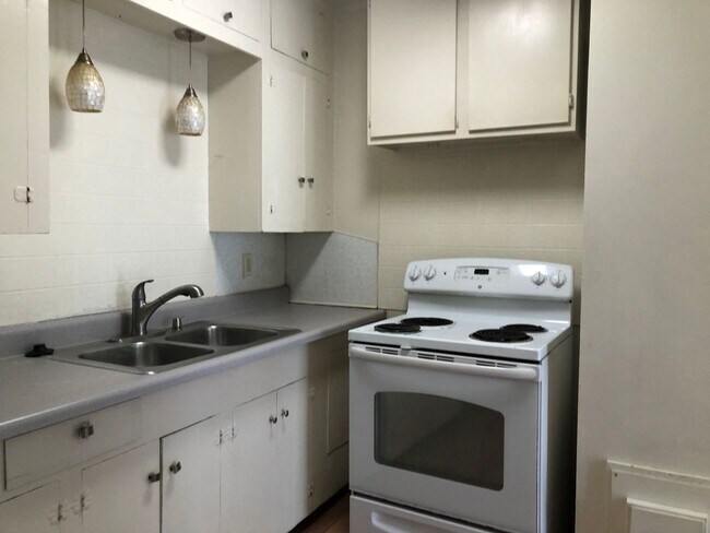 Building Photo - Super Cute with storage !