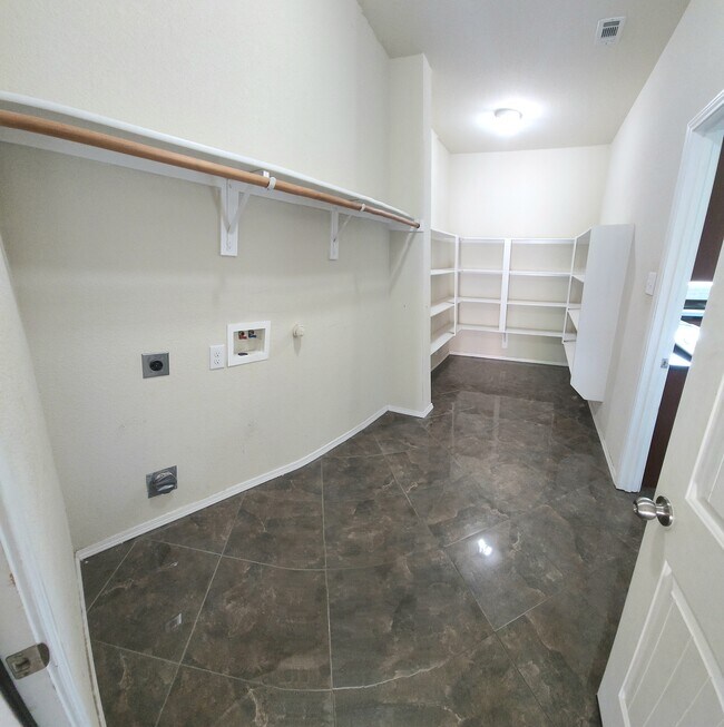 Building Photo - 8520 Cumberland Gap Dr