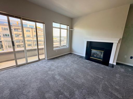 Foto del edificio - Top-Floor Corner 2BR with Lake Union Views + Garage Parking Included!