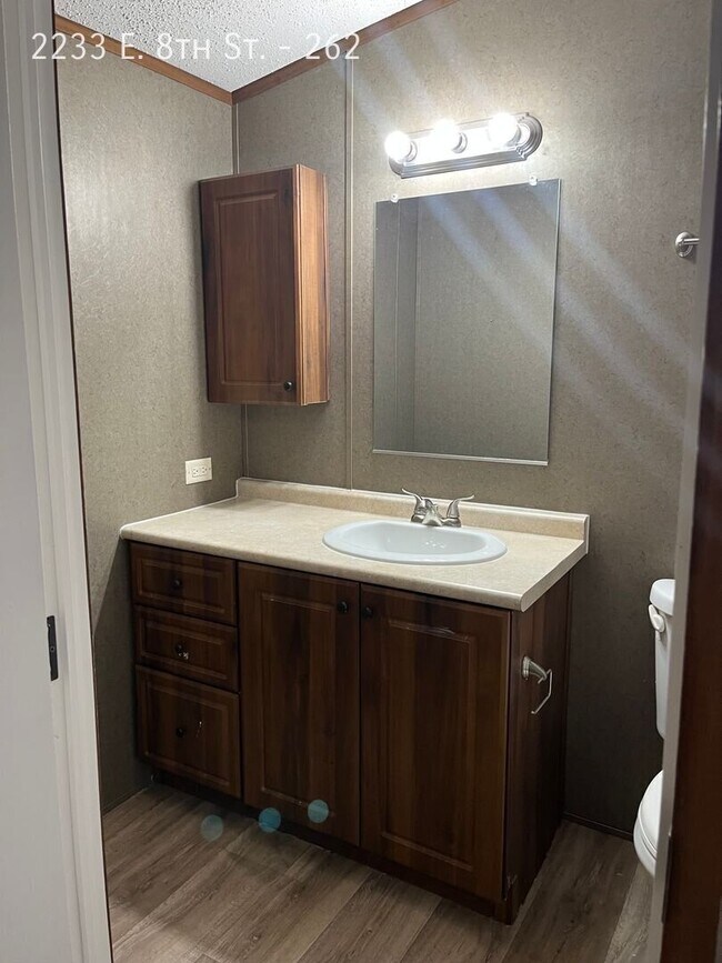 Foto del edificio - 2233 E 8th St