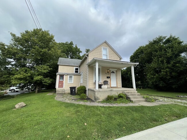 Foto del edificio - 681 College Avenue