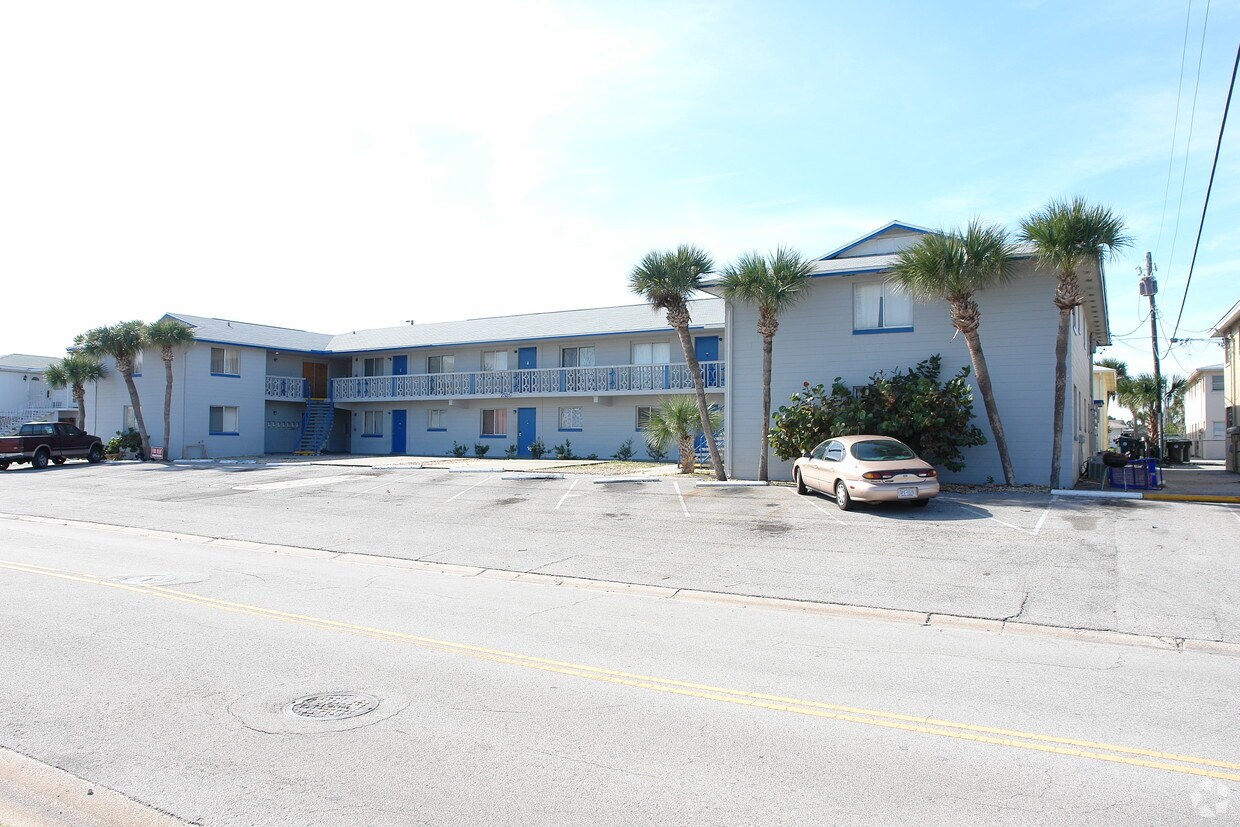 Primary Photo - 2525 N Oleander Ave