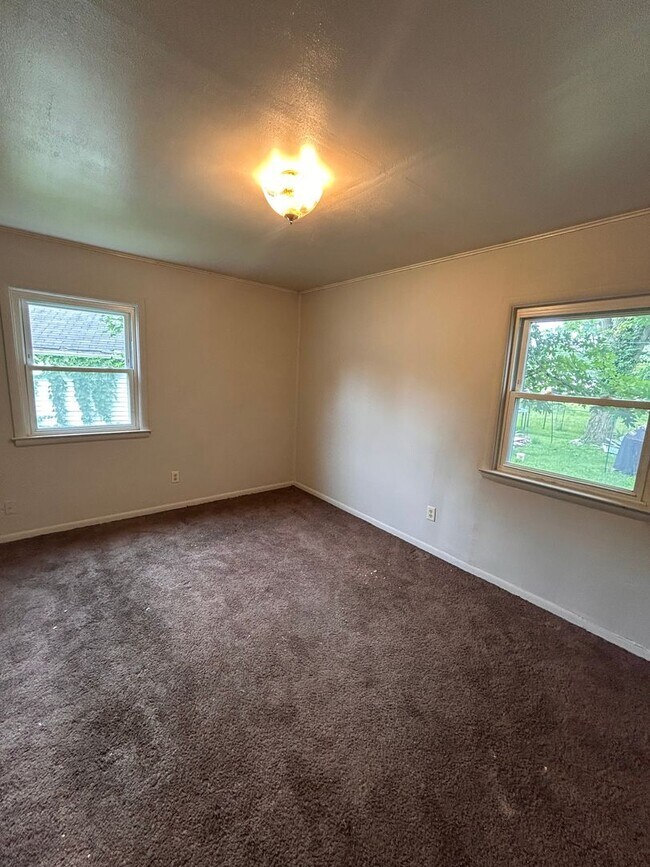 Building Photo - 4505 S Park Dr