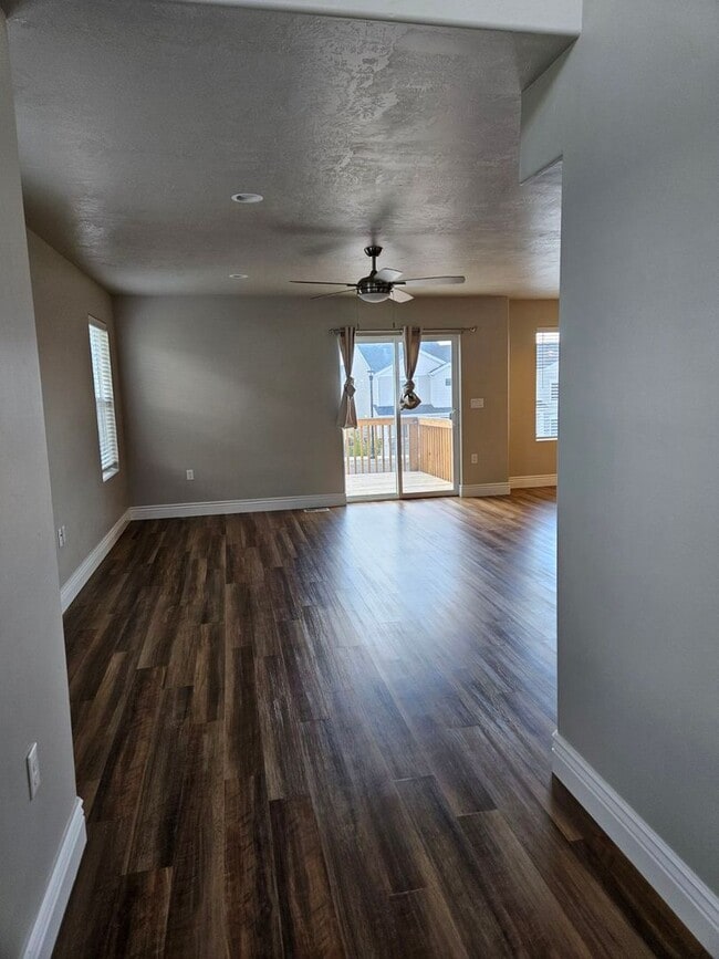 Building Photo - Charming 3 Bed, 2.5 Bath in Tooele