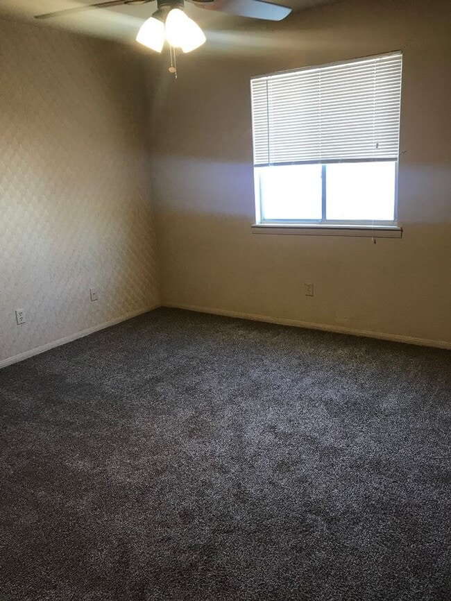 Foto del edificio - Spacious Home For RENT: 3 Bed / 2 Bath, Fenced in yard + 2 Car Garage!  MOVE IN READY!