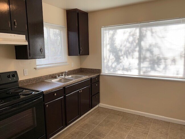 Building Photo - One Bedroom One Bath in Roseville