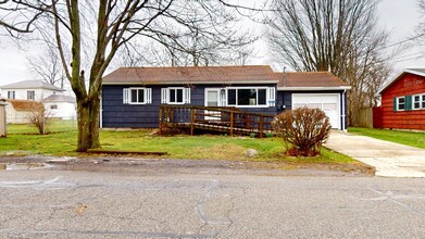 Building Photo - 691 Elm St