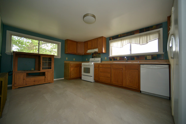 kitchen - 726 Whitney Ave