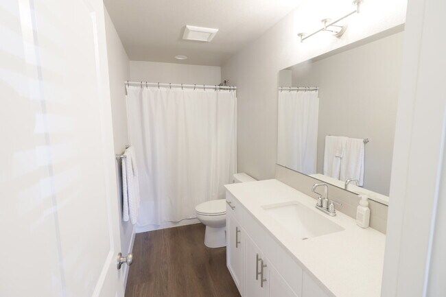 Foto del edificio - Be the first one to RENT this home! 3 bedrooms, 2 bathrooms, SINGLE LEVEL home with beautiful Lan...