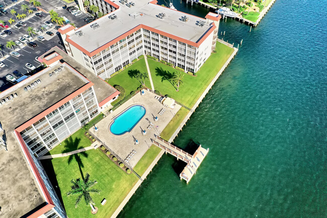 Foto del edificio - 100 Paradise Harbour Blvd