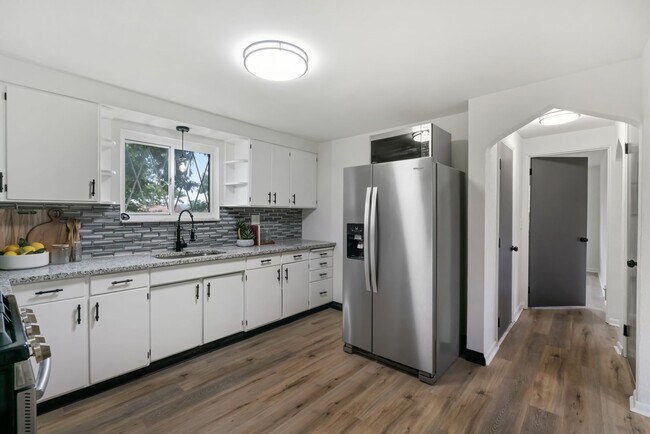 Foto del edificio - MOVE IN SPECIAL! SCORE 50% OFF 1ST MONTH'S RENT IF SIGNED BY NOV. 30! Stunning 3 bedroom home in ...