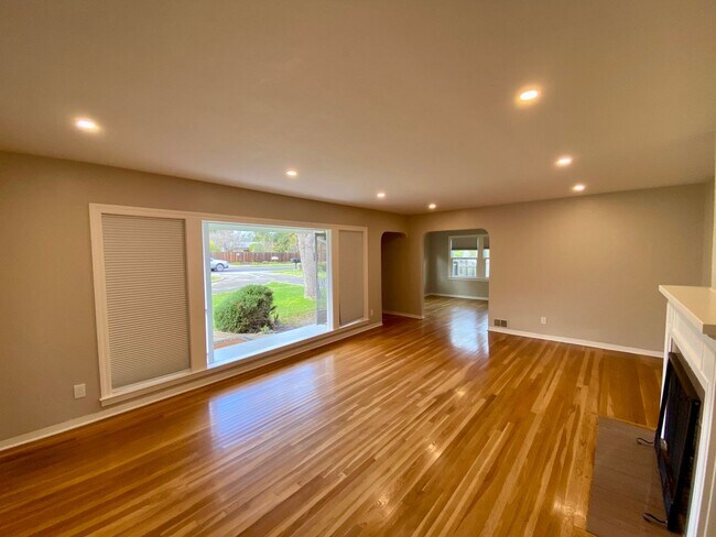Building Photo - Spacious Single Story on Large Lot