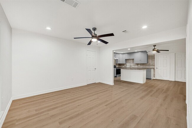 Building Photo - 2631 Mansfield St