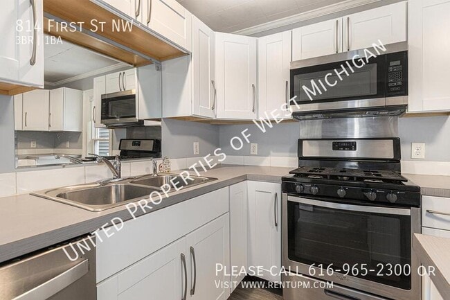 Building Photo - 814 First St NW-