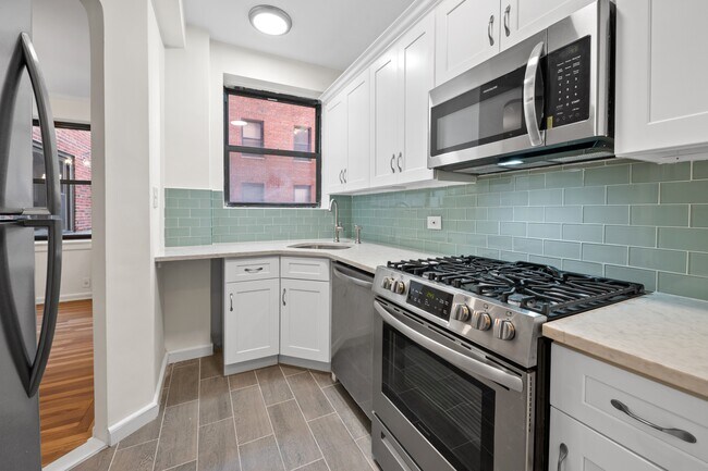 Building Photo - 15934 Riverside Dr W