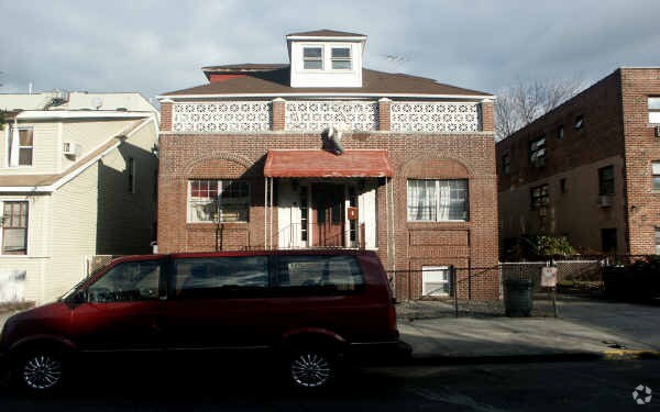 Primary Photo - 1552 Leland Ave