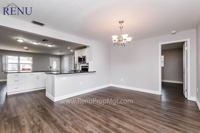 Building Photo - Available Now! 4 Beds & 2 Baths!