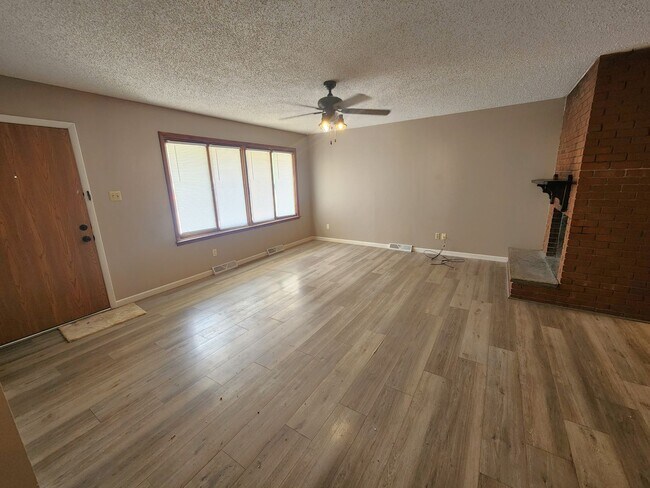 Building Photo - Large 3BR, 1.5BTH rancher with fenced back...