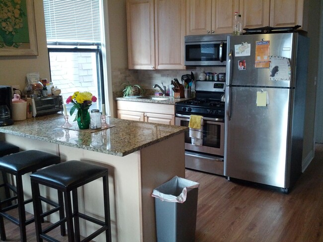Foto del edificio - 2436 N Maplewood Ave