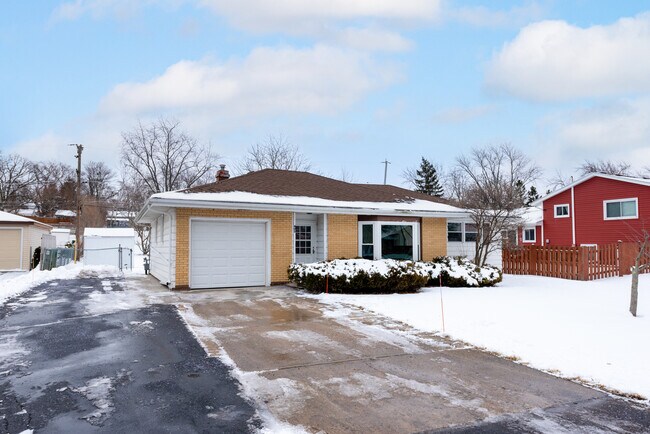 Building Photo - 405 S Thornwood Dr