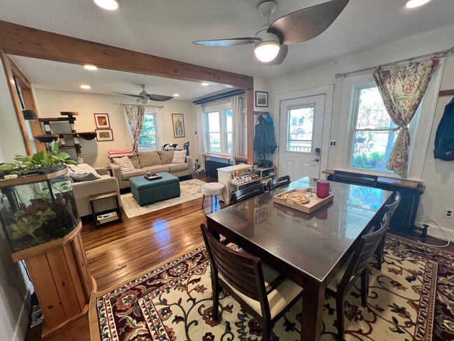 Foto del edificio - Terrific 3 Bed/1 Bath Colonial in Glen Cove!