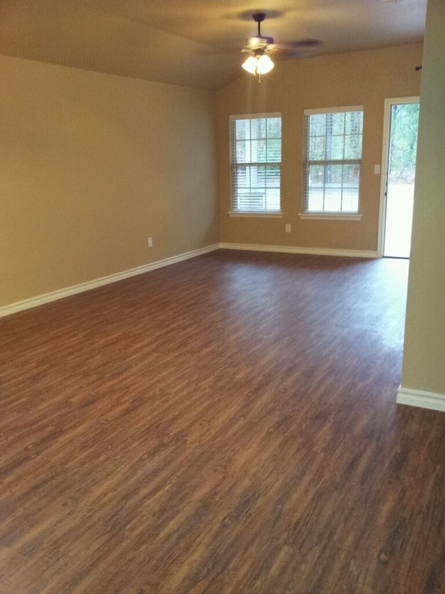 Kelly's Cove Apartments in Nash, TX