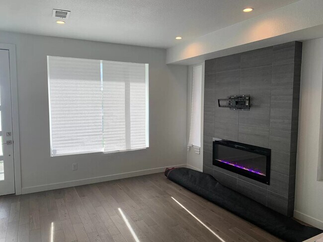 Photo - Beautiful Sloans lake Two Bed / Two and a ... Apartment