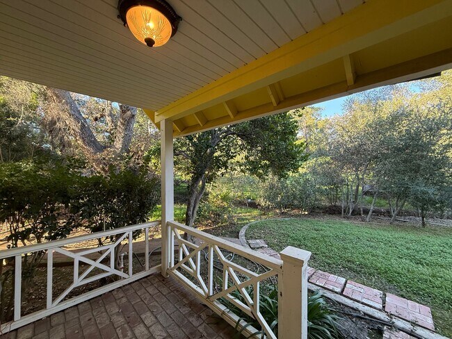 Building Photo - Beautiful 3Bd/2Ba Home On Over an Acre Lot!