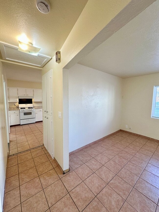 Foto del edificio - UPCOMING 2 BED 1 BATH COZY CASITA AVAILABLE 5/15/26!!