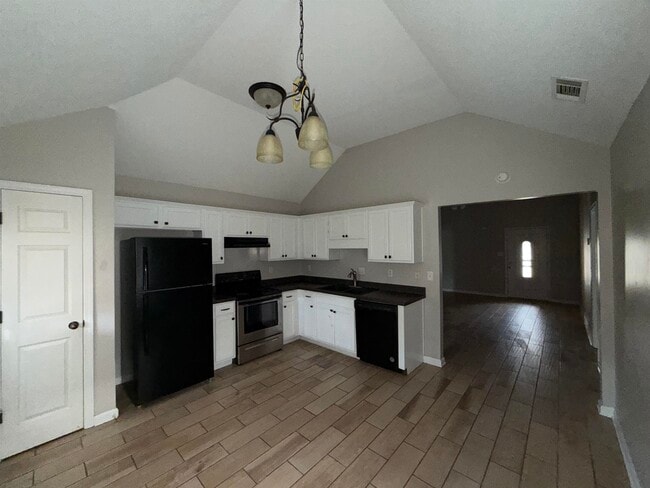 Building Photo - 270 Village Dr