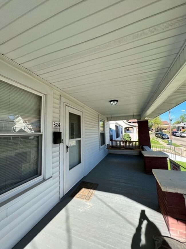 Building Photo - Two bedroom one bathroom home for rent