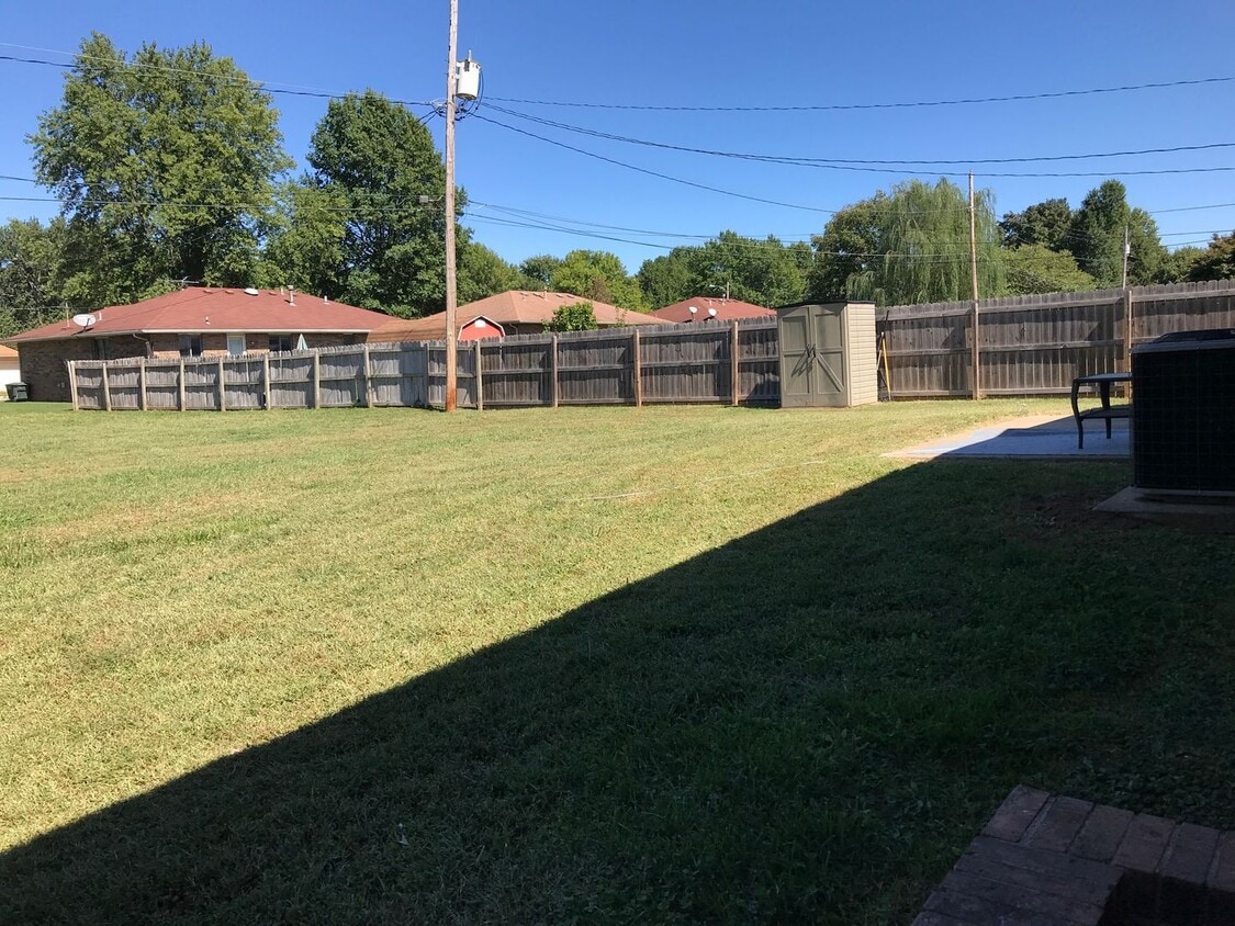 Building Photo - Charming home in a beautiful neighborhood