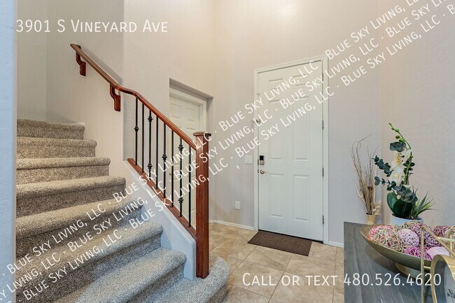 Building Photo - 3901 S Vineyard Ave