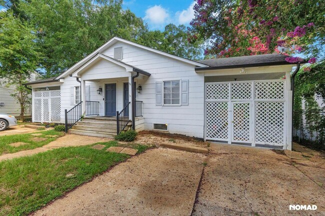 Foto del edificio - Charming 2BR Duplex in Jackson